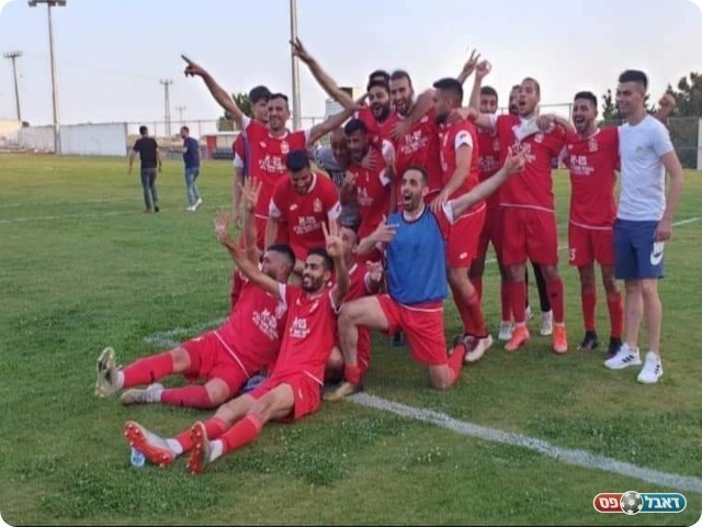 שחקני דלית אל כרמל חוגגים עלייה מתוקה (צילום המועדון)